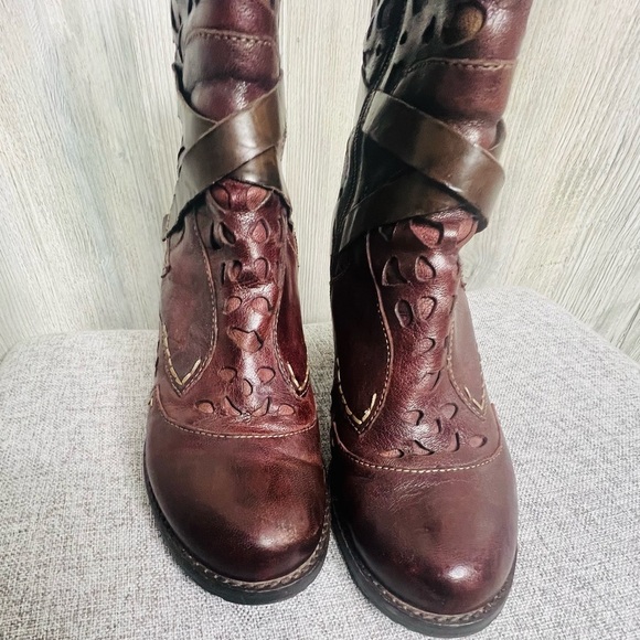 Everybody By B.Z. MODA Leather Cut Out Detailed Heeled Boots - Picture 5 of 11